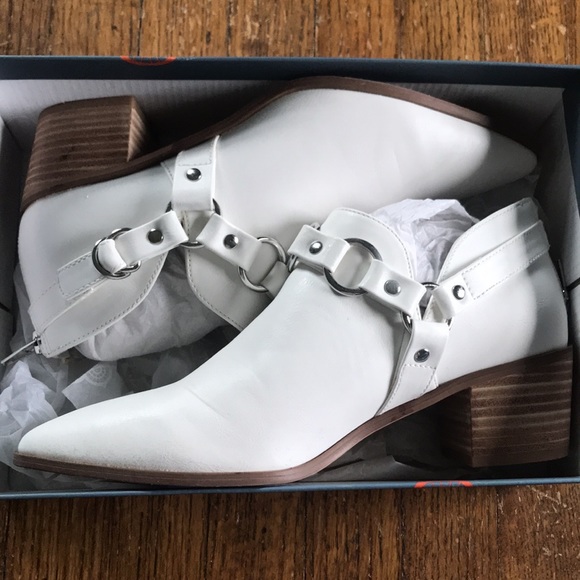 Carlos by Carlos Santana Pointer white pointed toe booties with heel, size 8 - Picture 3 of 10